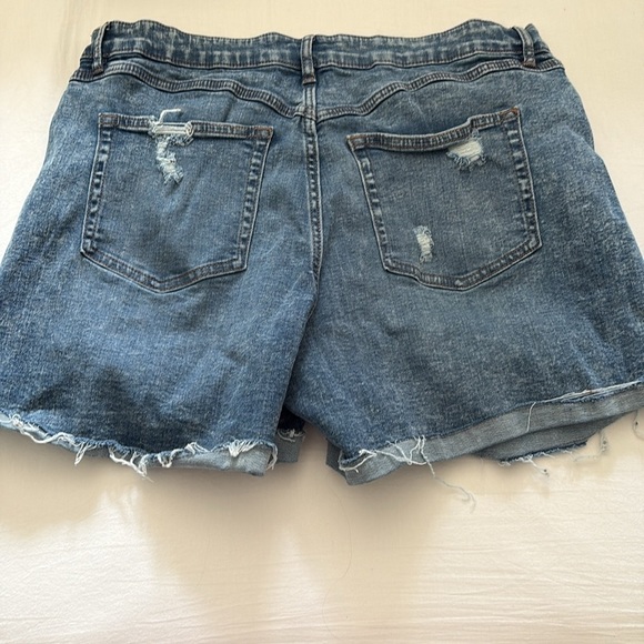Reitmans “The Curvy” Super High Rise Denim Shorts - Picture 2 of 3